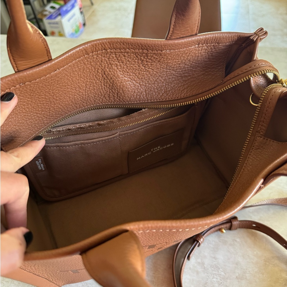 Marc Jacobs The Leather Medium Tote Bag - Picture 12 of 14
